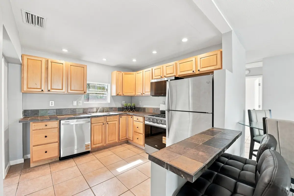 12__jjl8552 at 2610 NE 8th Avenue, Pompano Beach