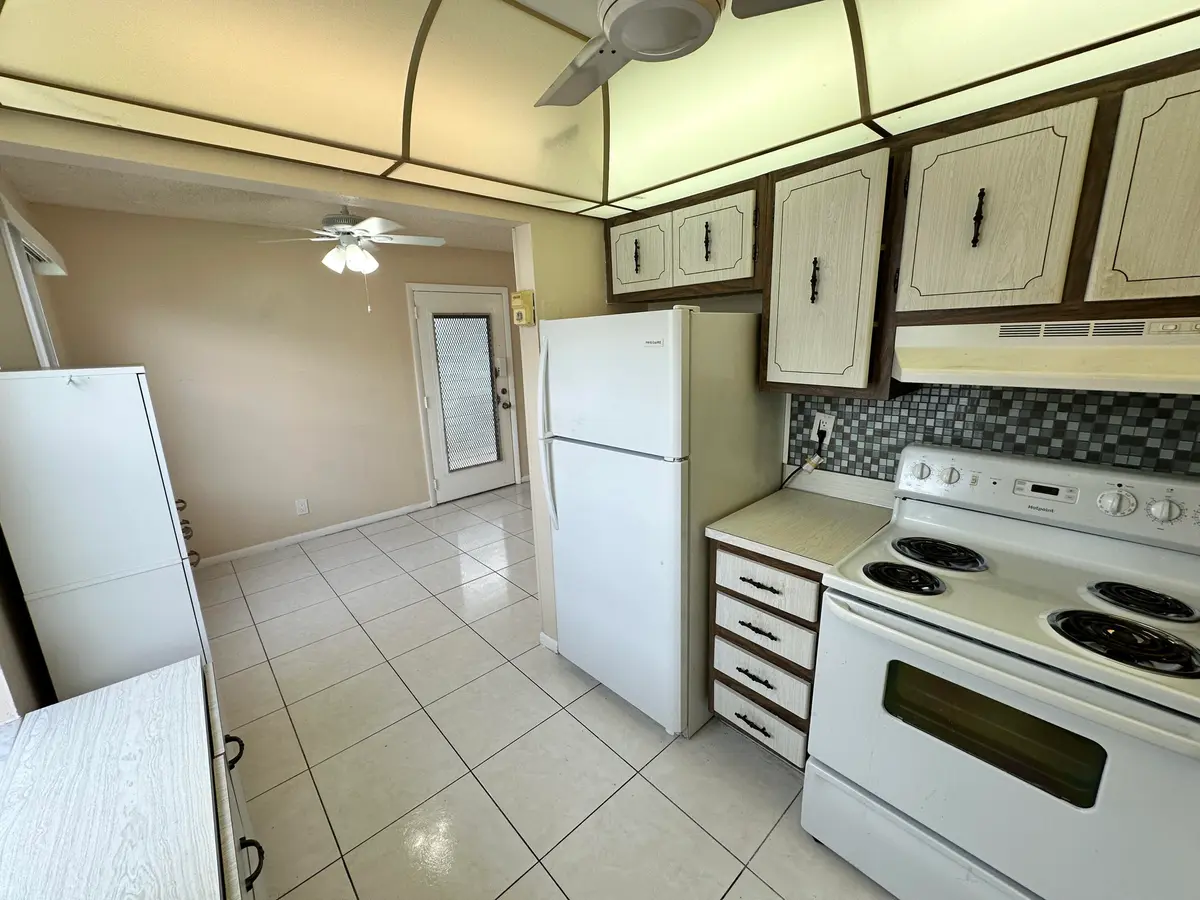 Kitchen at 811 Flanders Q, Delray Beach