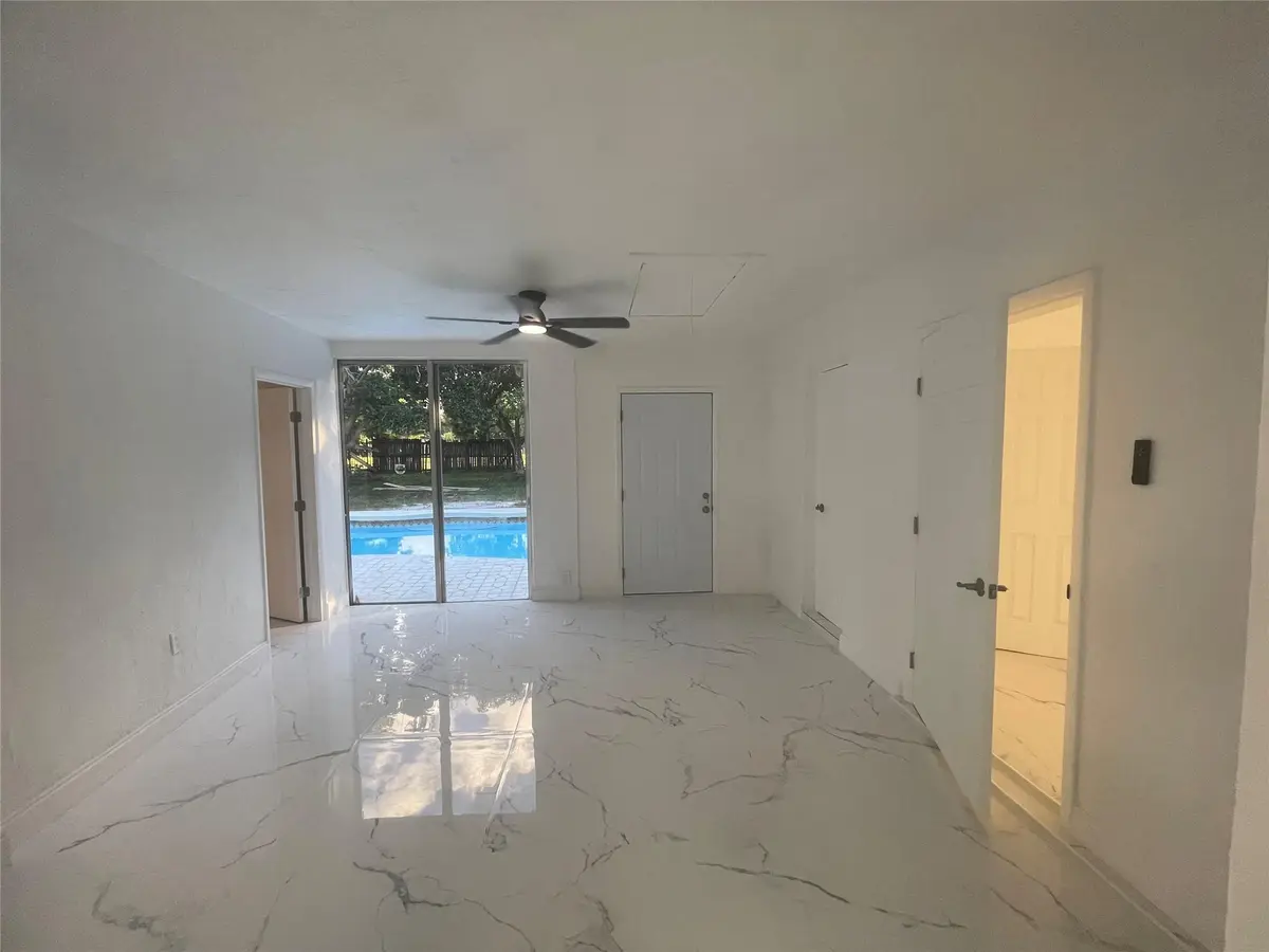 florida room at 3290 NW 39TH Street, Lauderdale Lakes