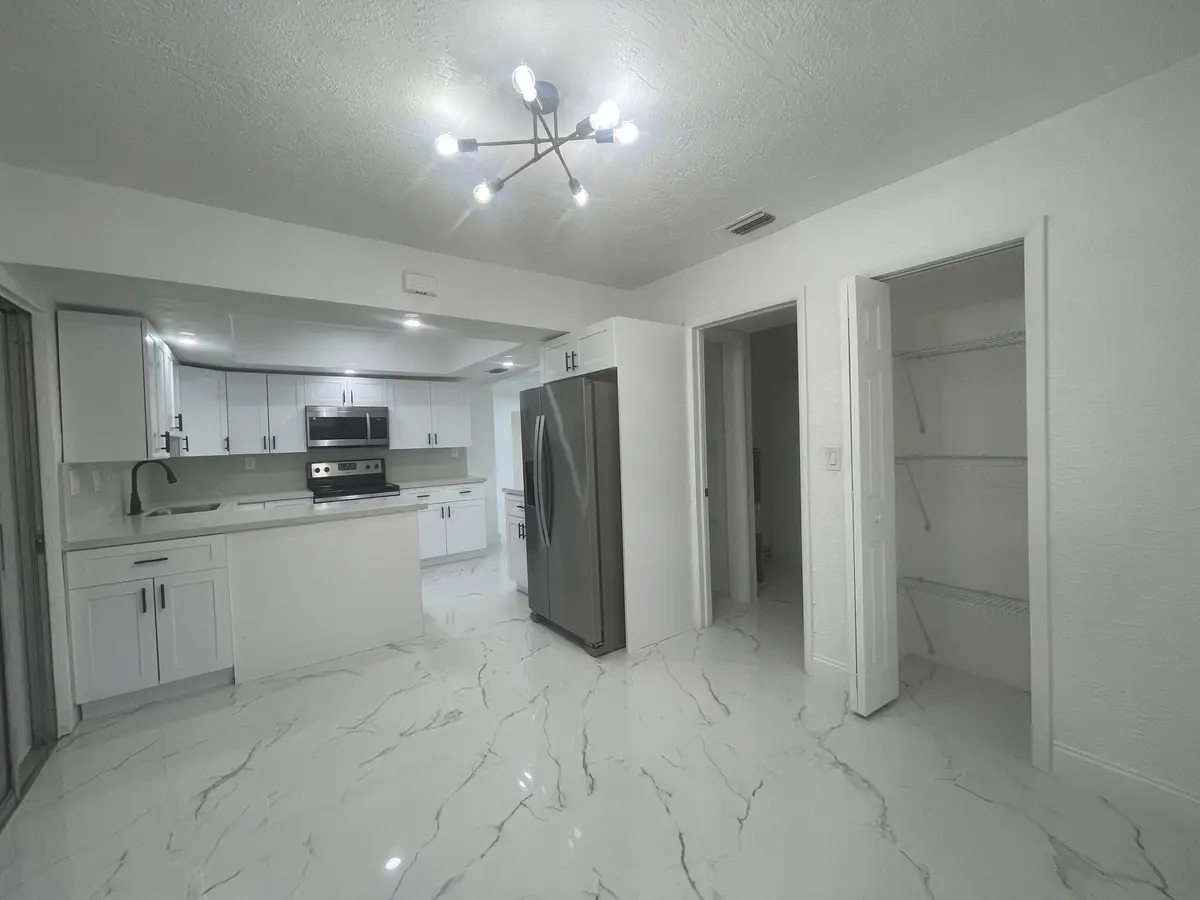 kitchenn full at 3290 NW 39TH Street, Lauderdale Lakes