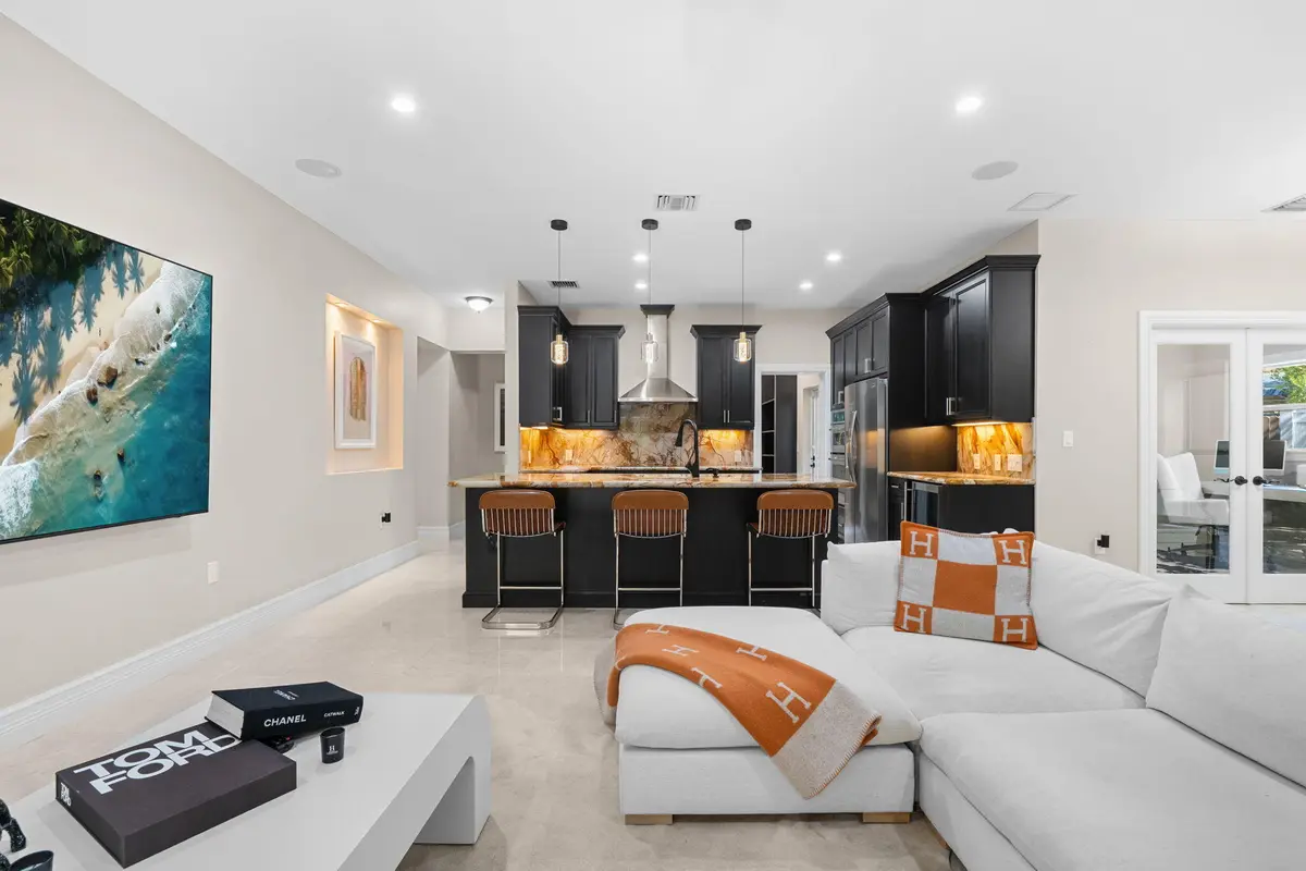 7-web-or-mls-A7R08627 at 901 SE 6TH Street, Fort Lauderdale