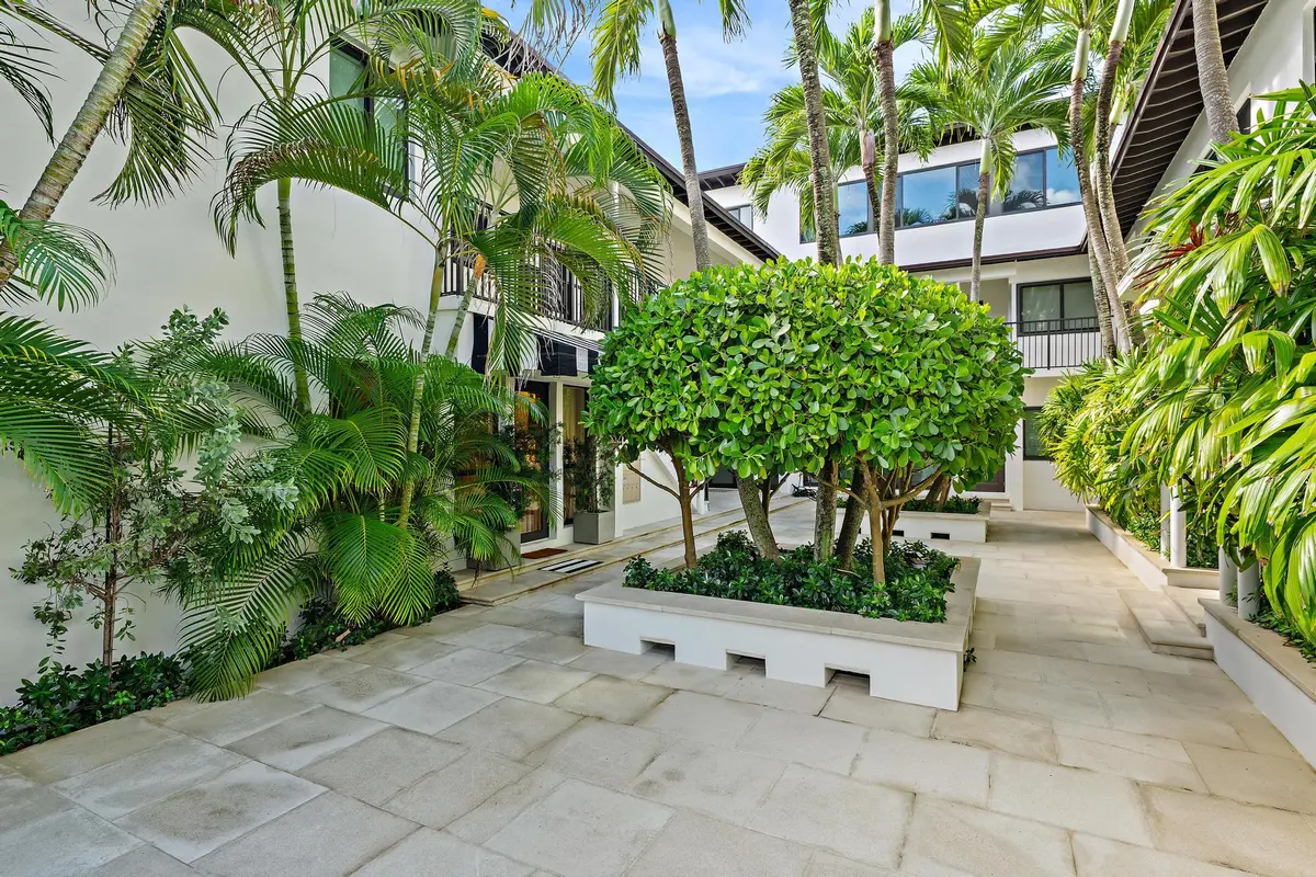 Courtyard at 122 Peruvian Avenue 16, Palm Beach