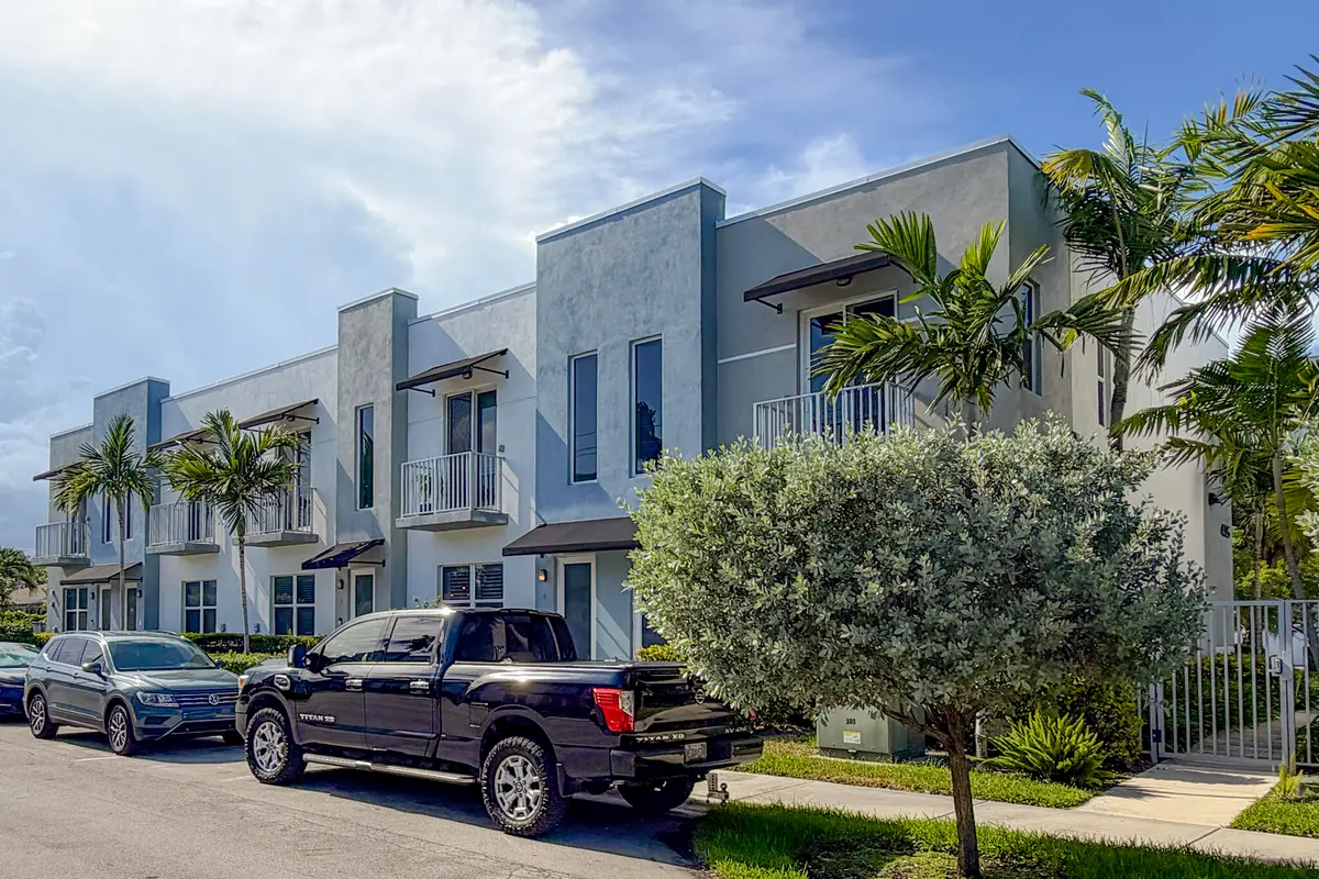 1 Exterior Building View at 405 NE 35TH Court 2, Oakland Park