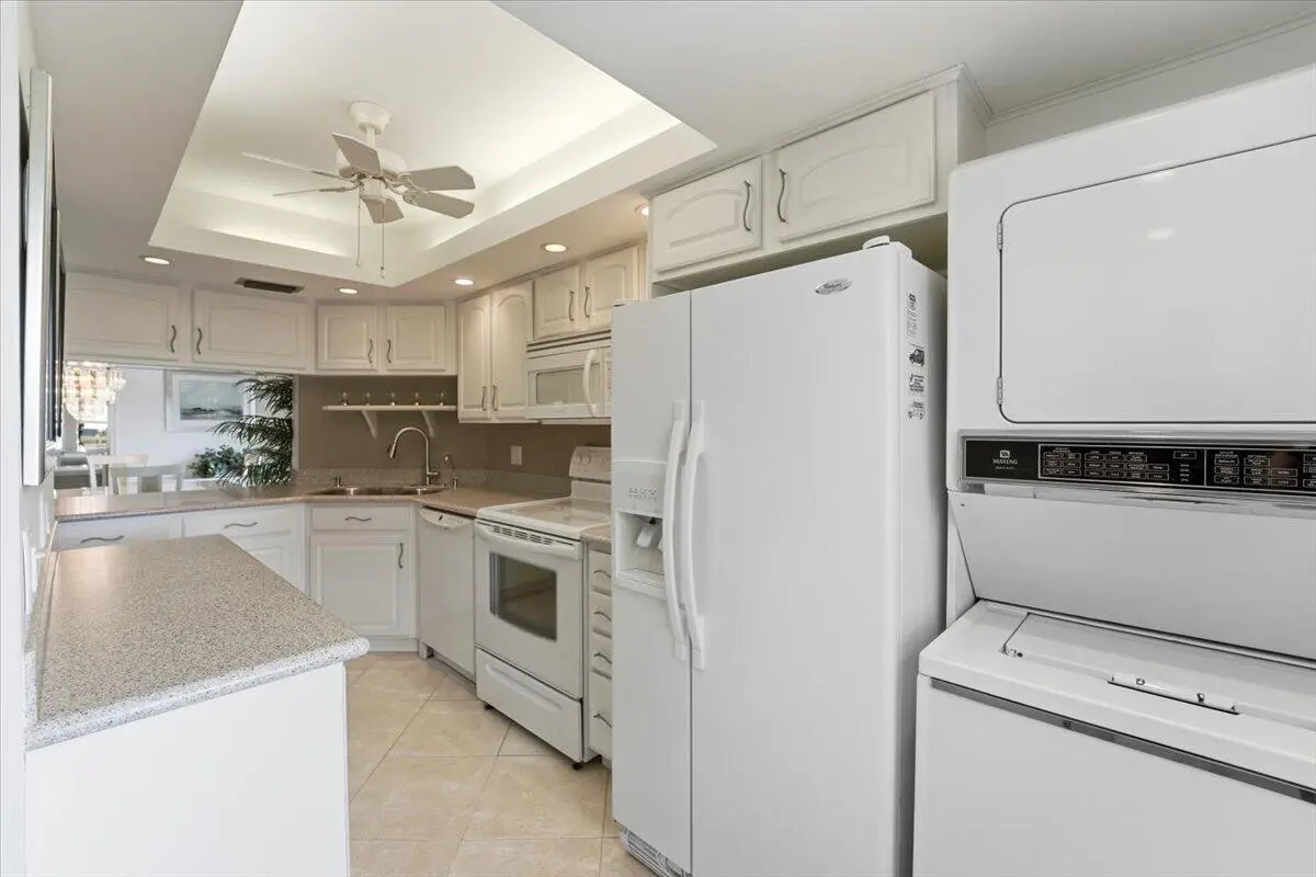 kitchen at 615 N RIVERSIDE Drive 706, Pompano Beach