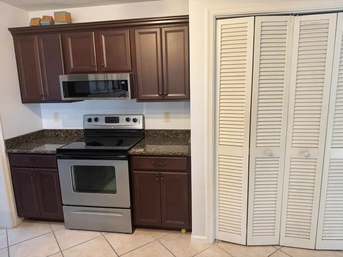 Kitchen Stove at 121 BEAUMONT Lane, Palm Beach Gardens