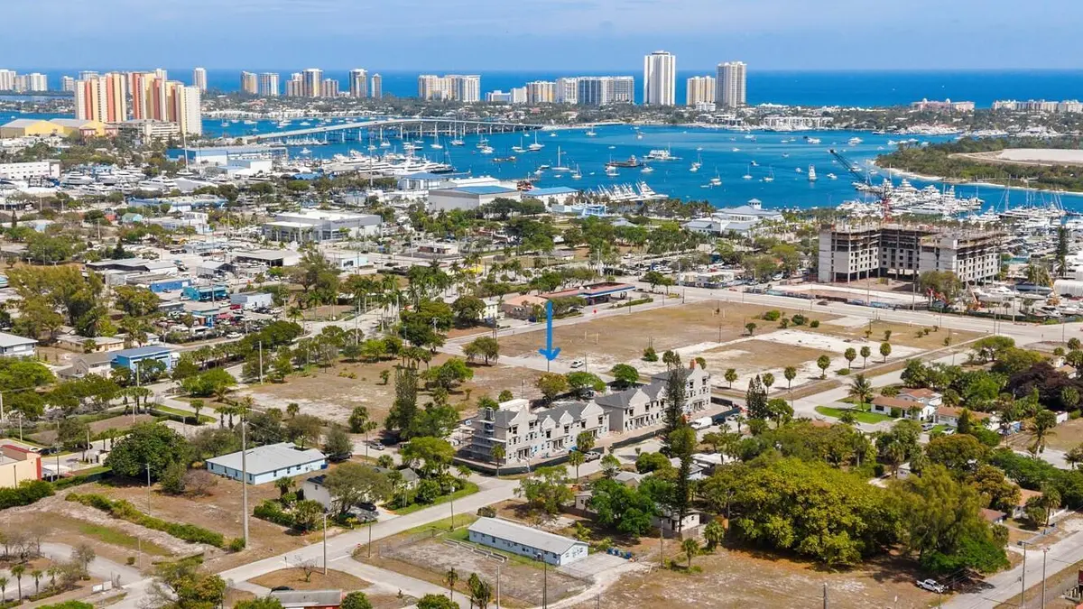 Villa L'onz steps from Marina at 130 W 11th Street 134, Riviera Beach