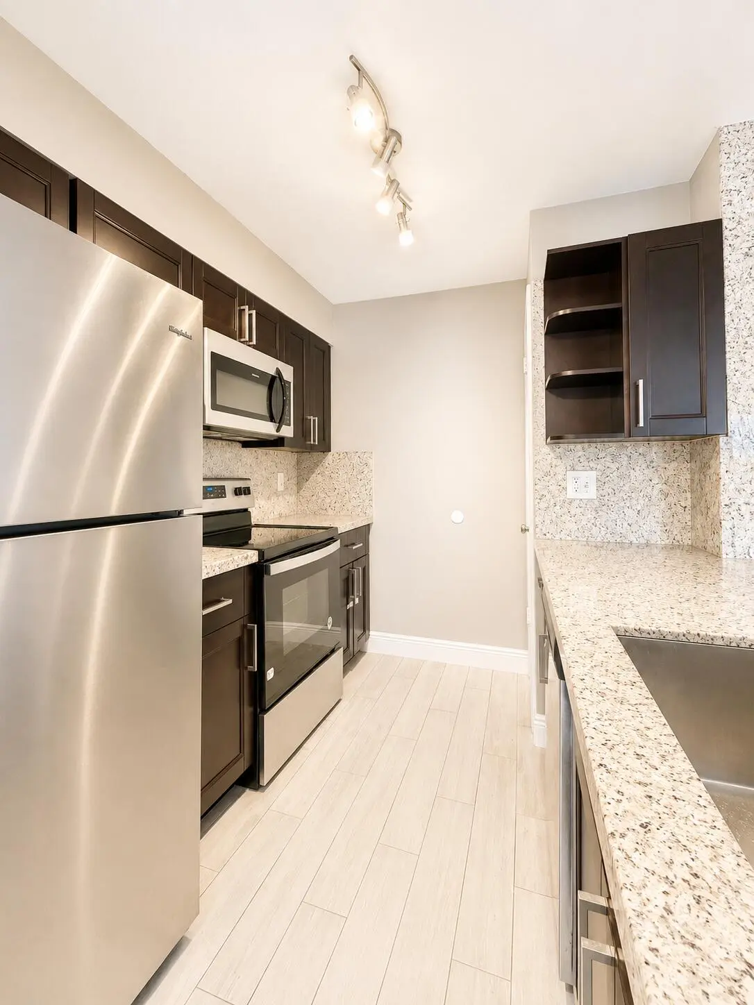 Kitchen - Stove at 2831 N Oakland Forest Drive 101, Oakland Park
