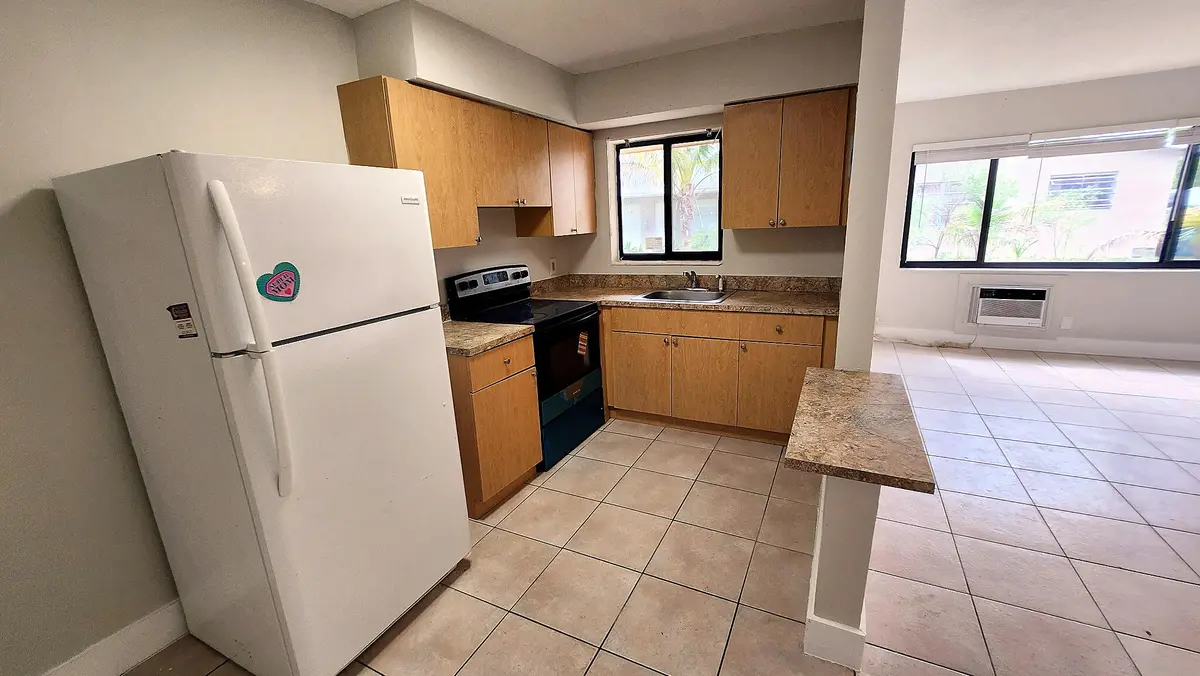 04_kitchen at 435 NW 41ST Street 4, Oakland Park