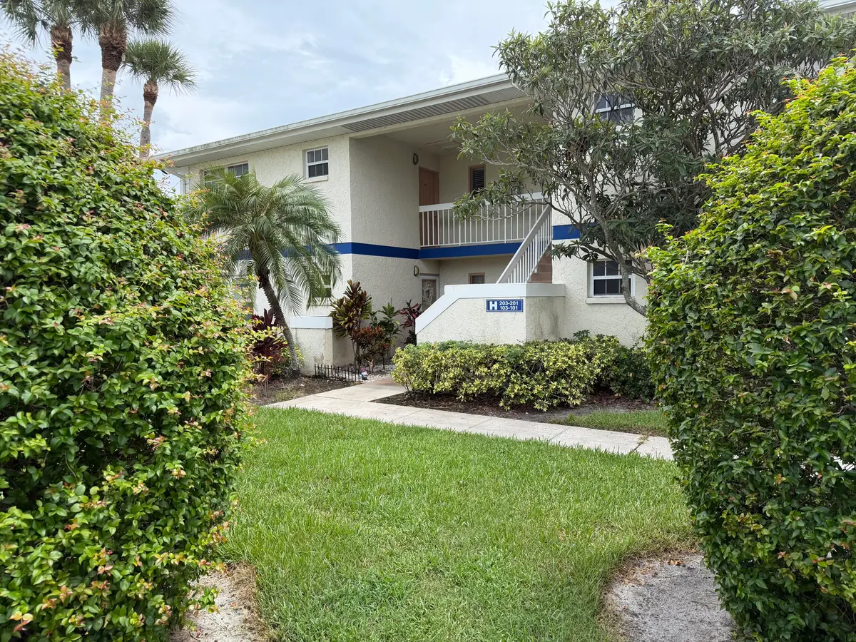 Front at 1512 SE ROYAL GREEN Circle 203, Port St. Lucie