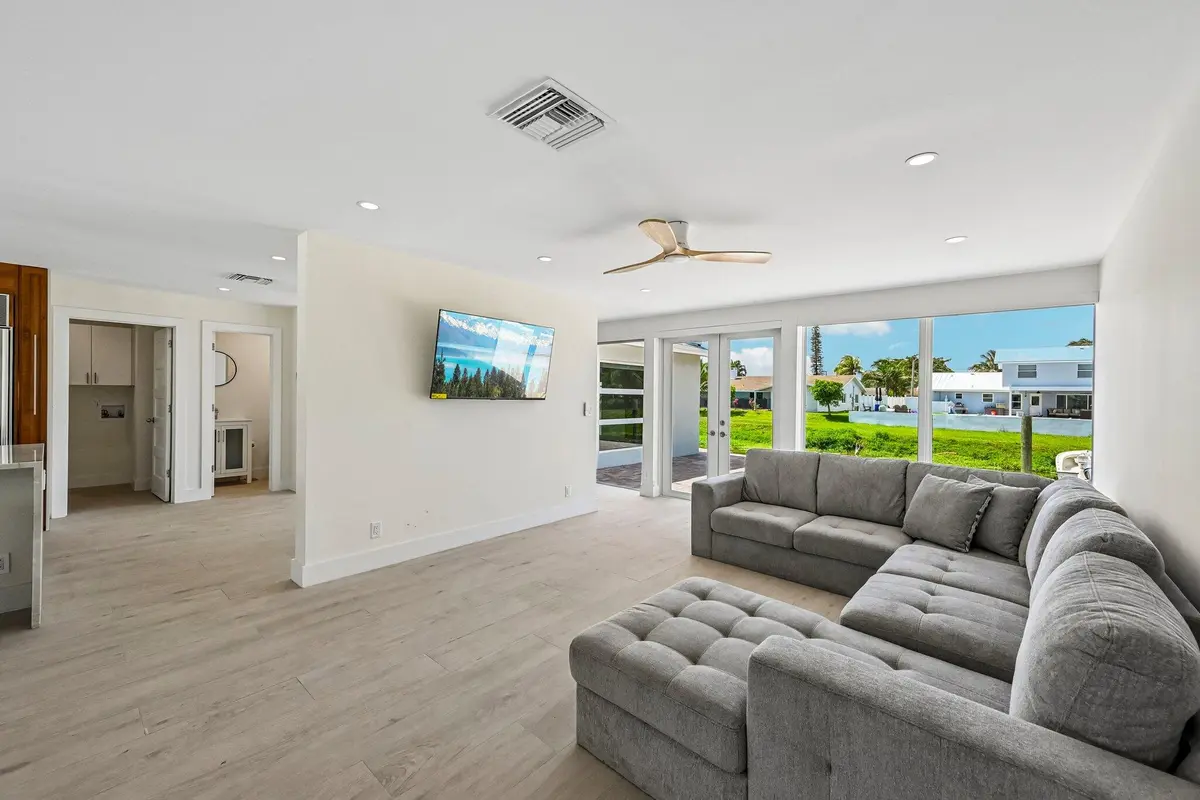 Living at 1051 SW 25th Avenue, Boynton Beach