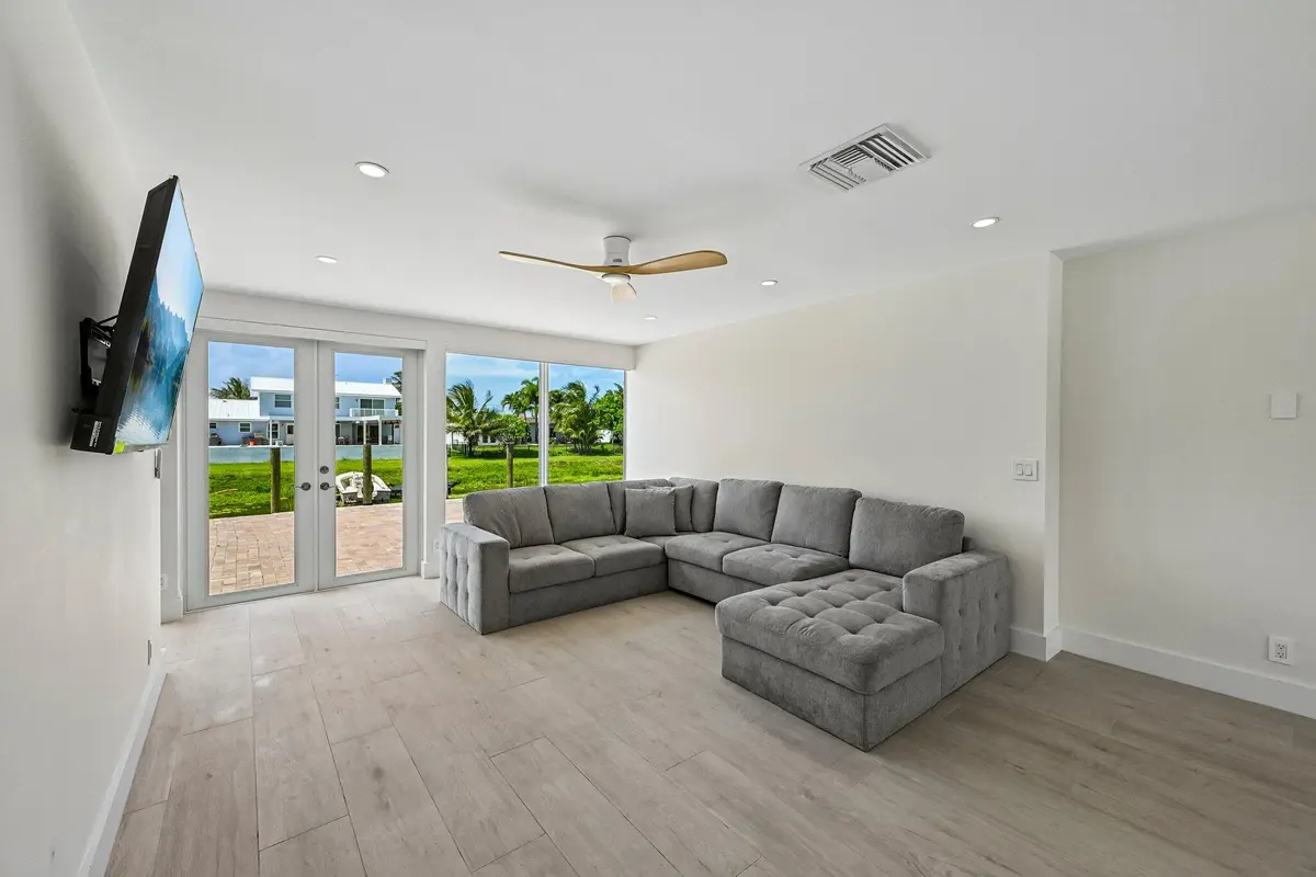 Living at 1051 SW 25th Avenue, Boynton Beach