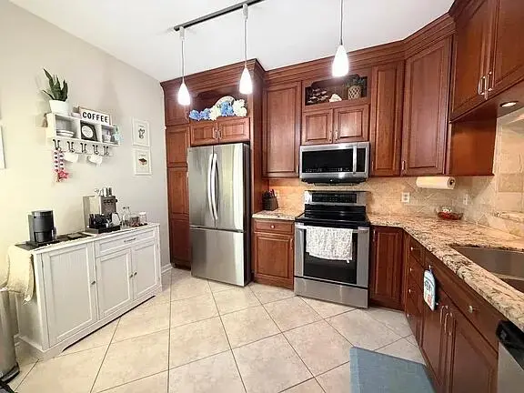 Updated Kitchen at 134 CYPRESS POINT Drive 134, Palm Beach Gardens