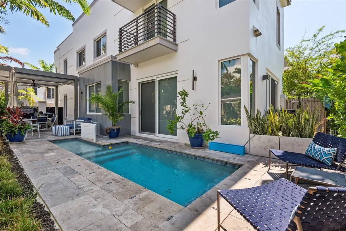 Photo 1 at 815 NE 17th Avenue 5, Fort Lauderdale