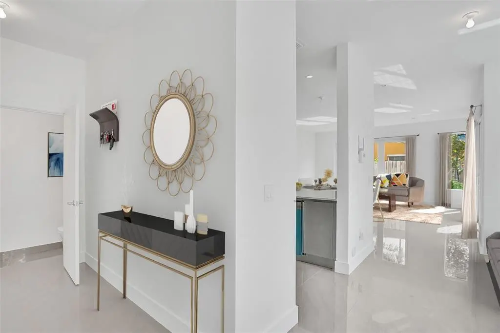 Photo 2 at 815 NE 17th Avenue 5, Fort Lauderdale