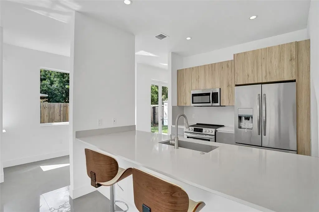Photo 3 at 815 NE 17th Avenue 5, Fort Lauderdale