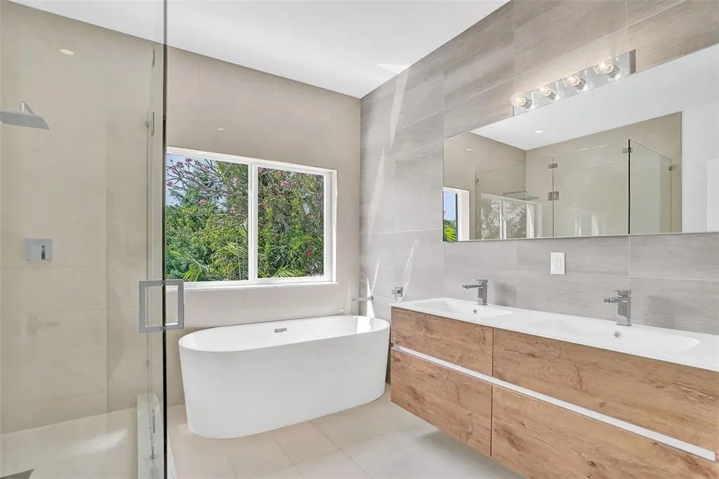 Photo 5 at 815 NE 17th Avenue 5, Fort Lauderdale