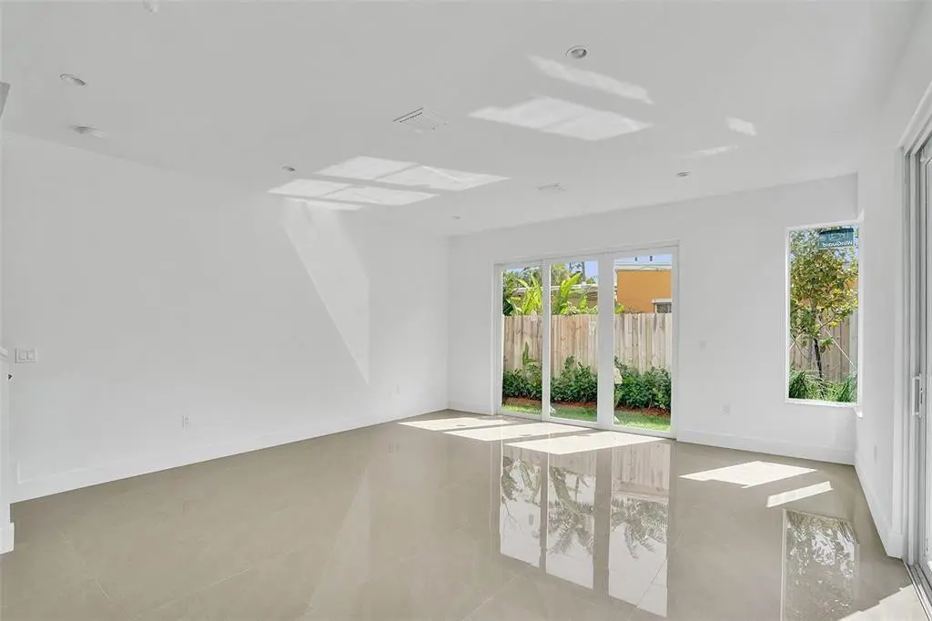 Photo 7 at 815 NE 17th Avenue 5, Fort Lauderdale