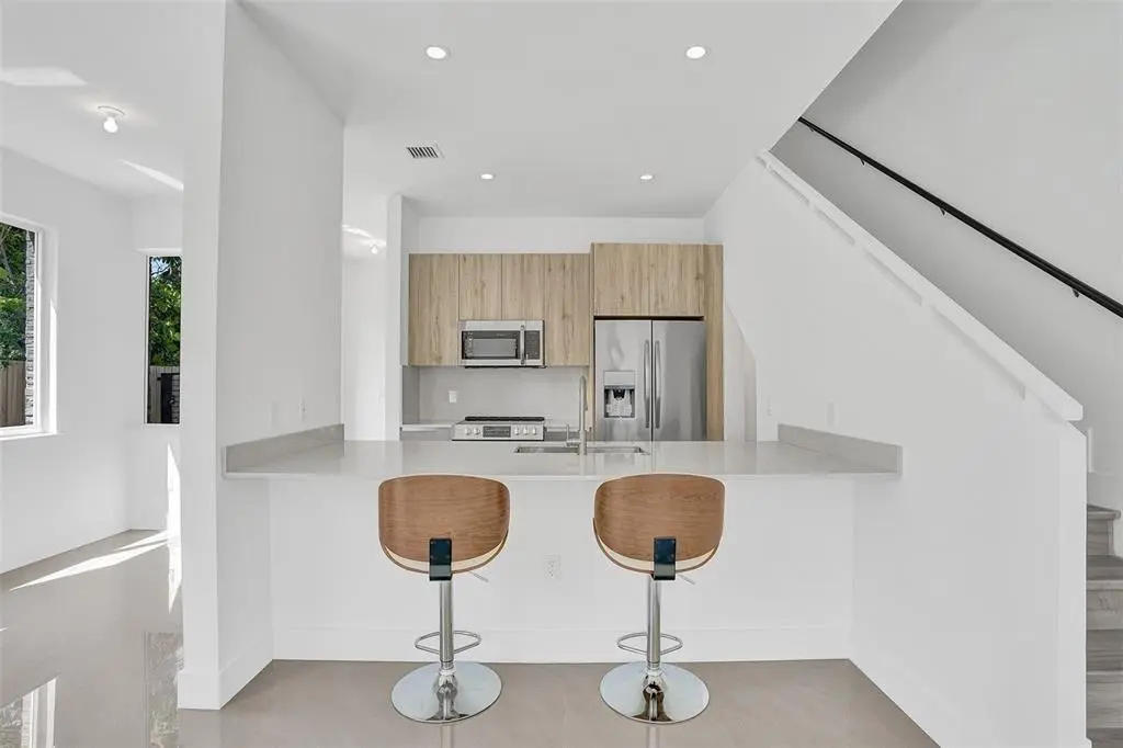 Photo 8 at 815 NE 17th Avenue 5, Fort Lauderdale
