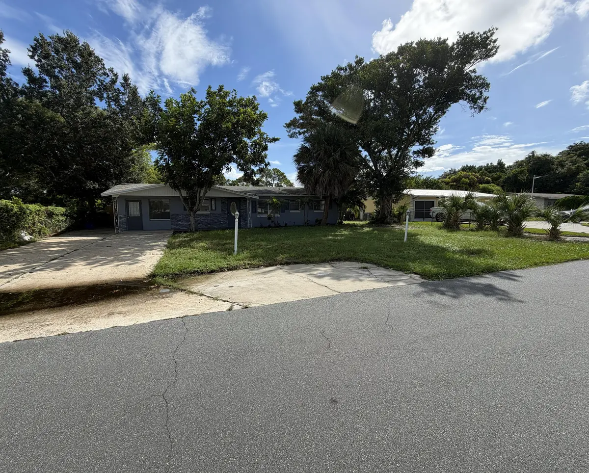 Front at 1633 SE ARAPAHO Avenue, Stuart