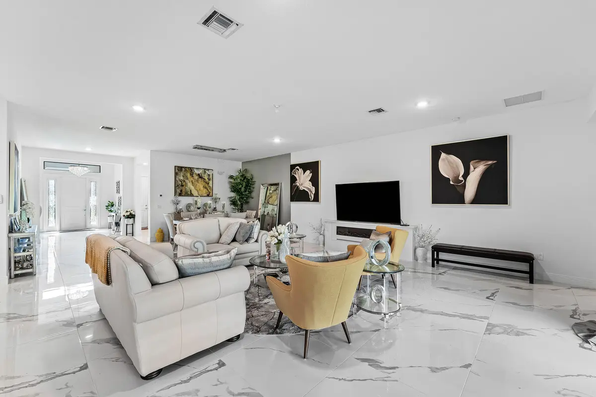 #7 Living Room – Spacious living a at 5395 St Vincent Lane, Westlake