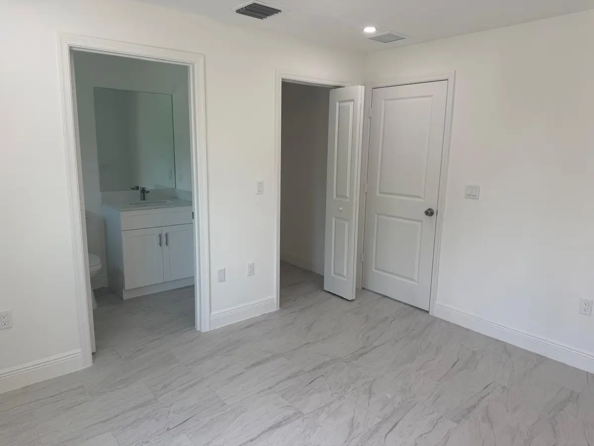 e41cc7b5-ddf2-46c6-9137-0095ae2d1aba at 4880 Alberta Avenue B, West Palm Beach