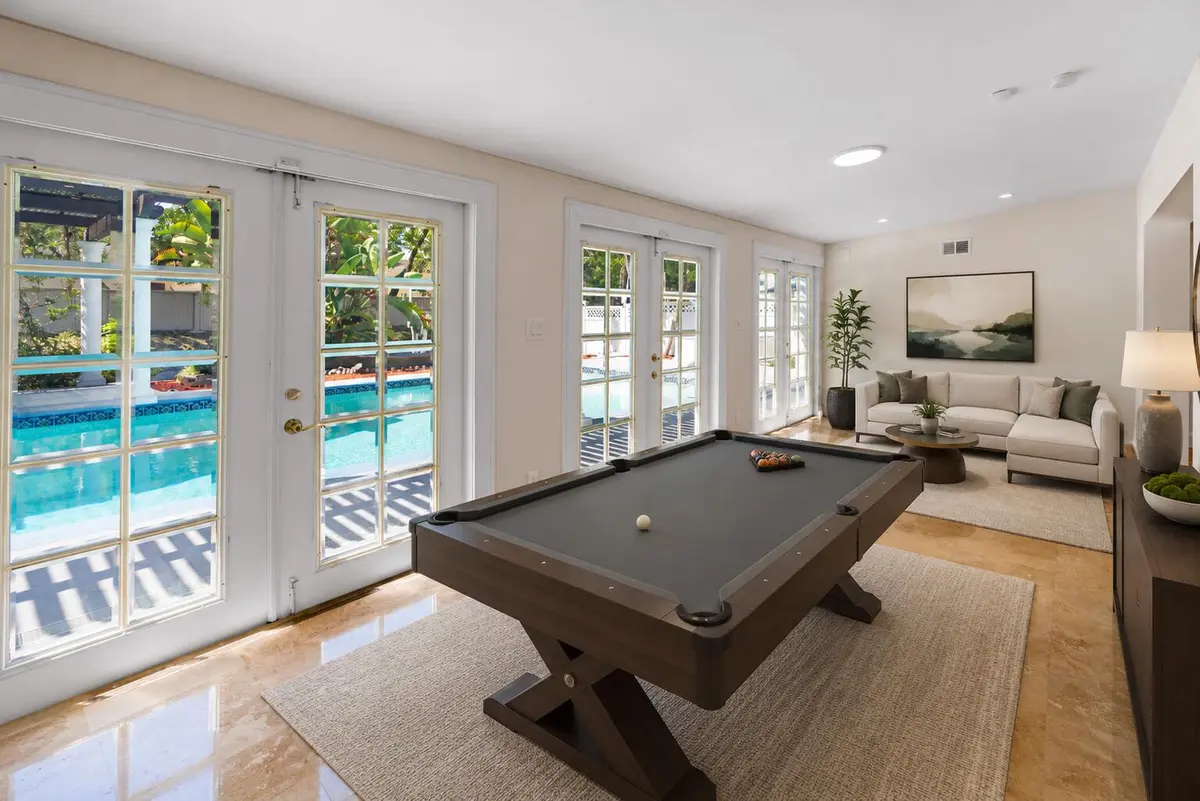 Florida Room- Staged at 930 SE 10TH Court, Pompano Beach