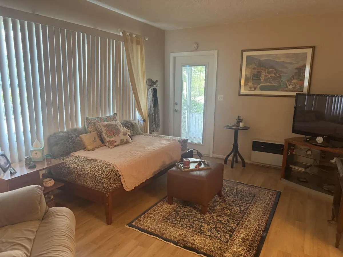 Living area at 11 SW 4TH Avenue 1, Boca Raton