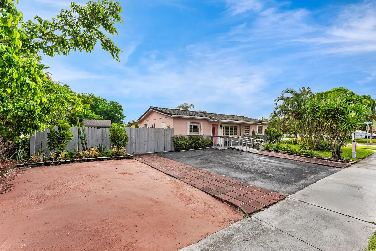 1010 SW 6TH Avenue, Deerfield Beach, FL – photo 2