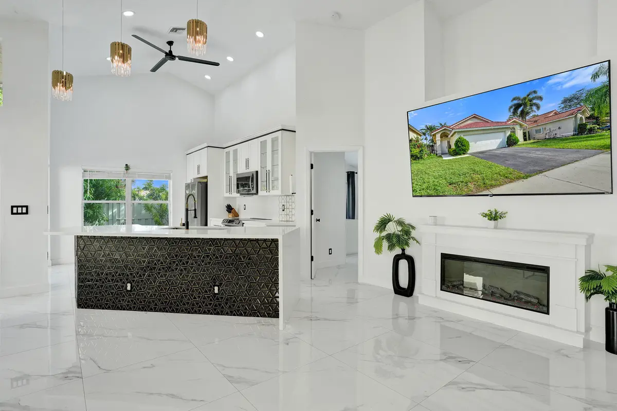 Large Kitchen Islan at 6965 NW 29th Court, Margate
