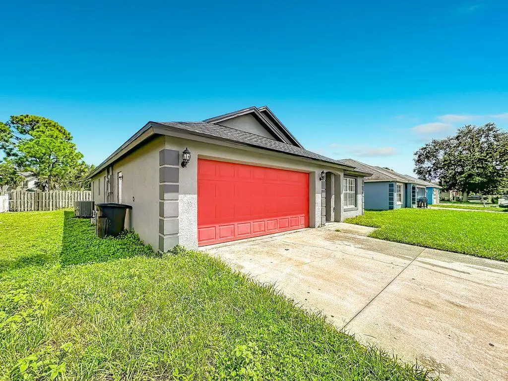 yE3t5-yw at 2914 ZORA NEAL Drive, Fort Pierce