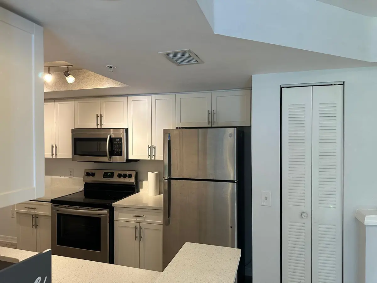WhatsApp Image 2025-11-17 at 18.01.35_58 at 4179 N HAVERHILL Road 609, West Palm Beach