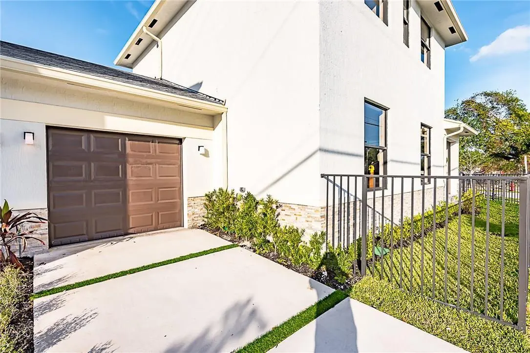 IMG_5881 at 1101 NE 3RD Avenue, Fort Lauderdale