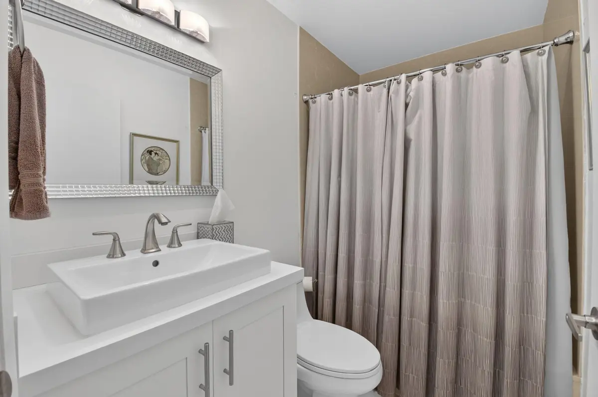 Guest Bath at 5086 Golfview Court 1622, Delray Beach