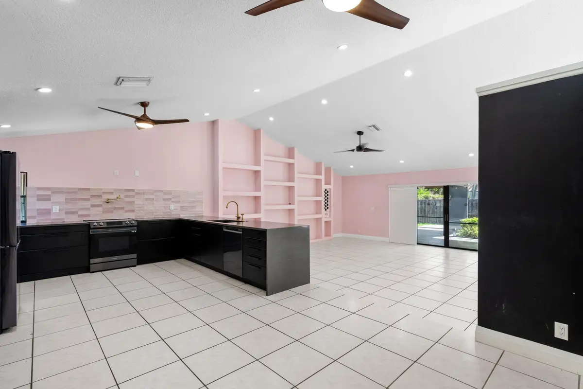 Kitchen at 197 NW 104TH Avenue, Coral Springs