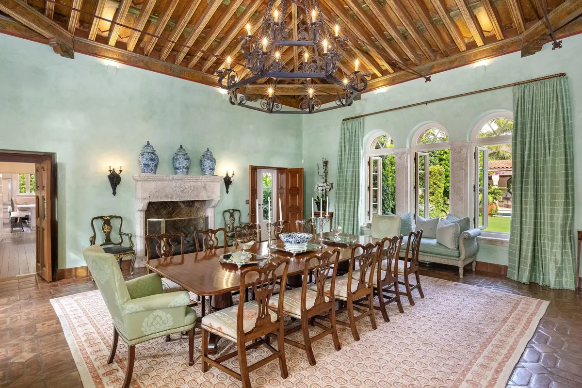 Dining at 920 S Ocean Boulevard, Palm Beach