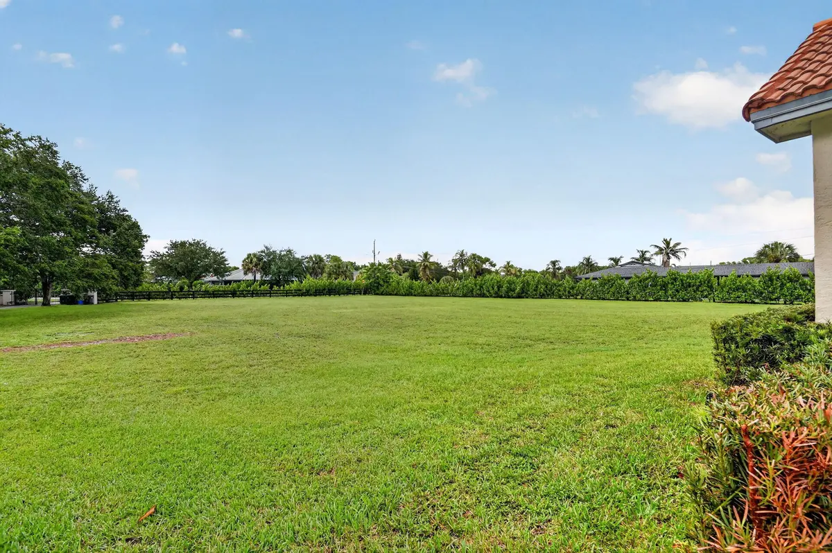 Front yard at 876 Cindy Cir Lane, Wellington