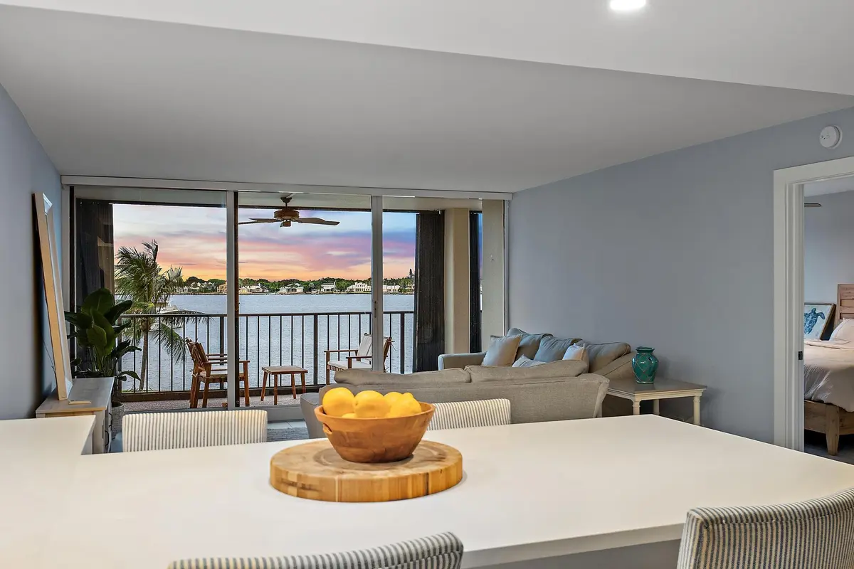 Dining at 134 LAKESHORE Drive 316, North Palm Beach