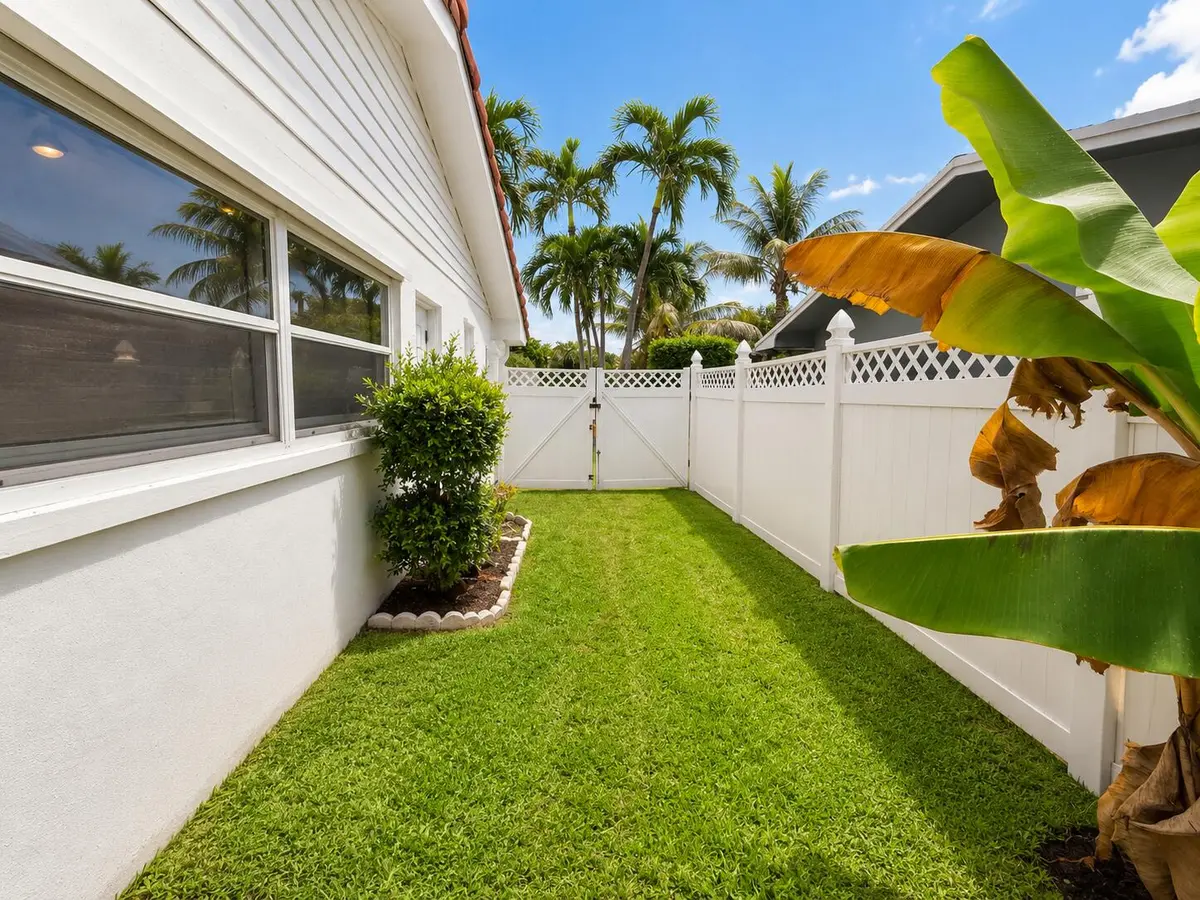Yard at 10873 MAGNOLIA Street, Palm Beach Gardens