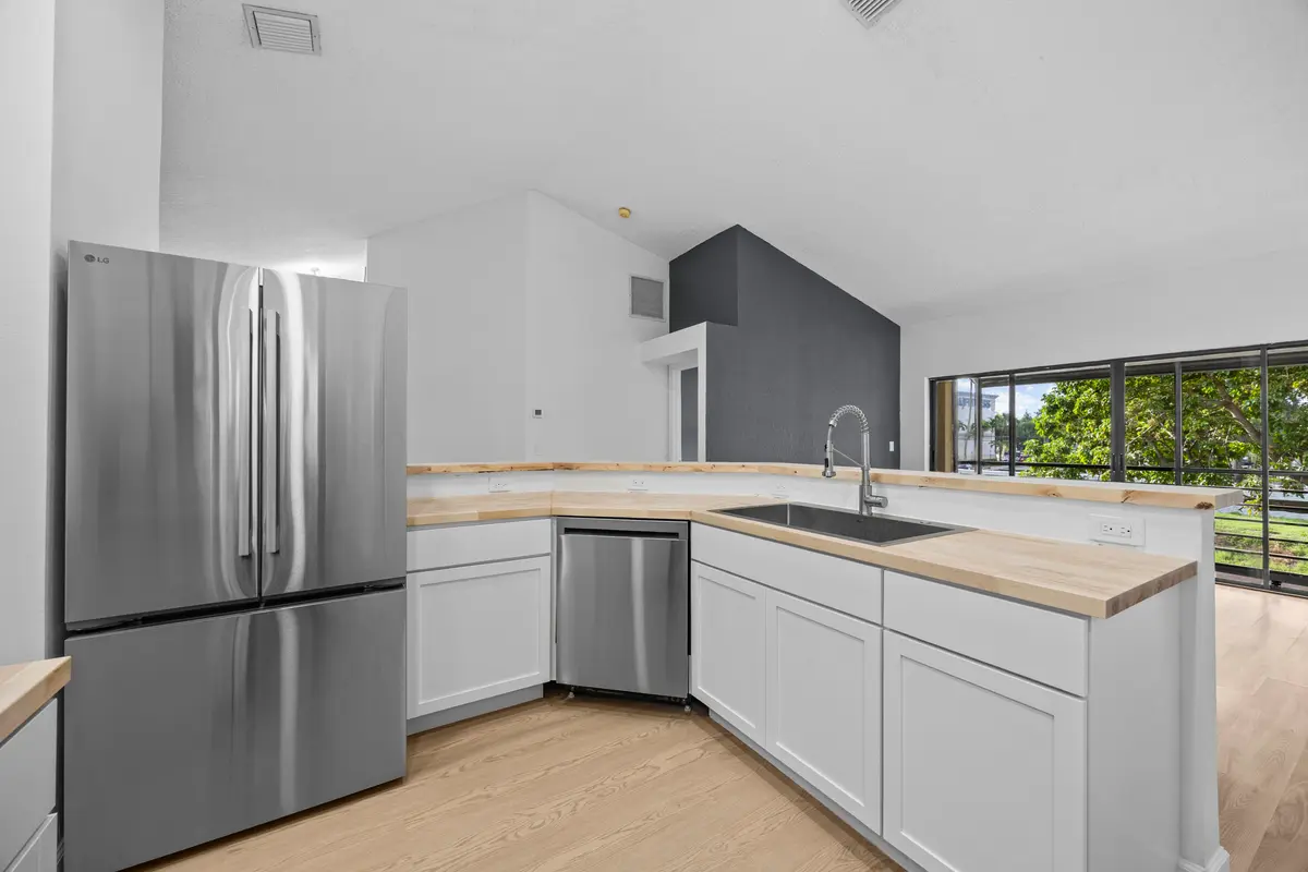 366A5912-30 at 15 Via De Casas Sur 204, Boynton Beach