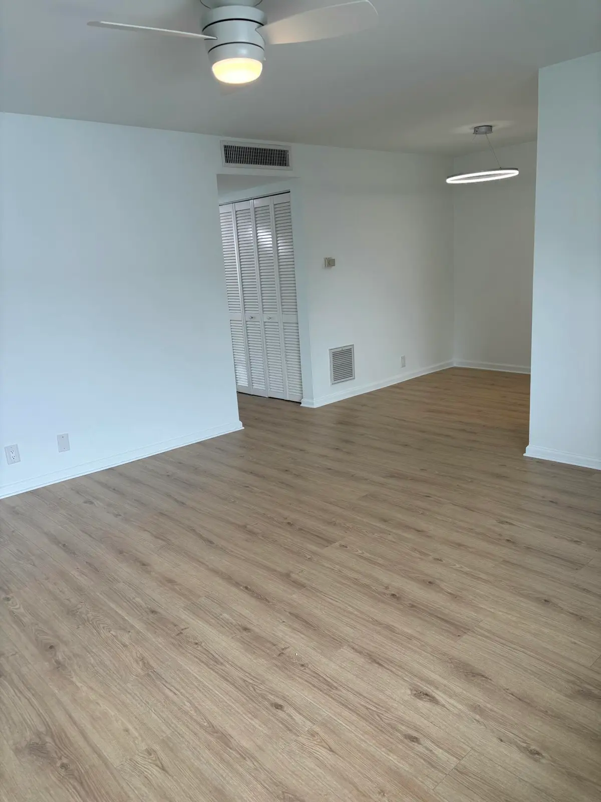 Living area at 2860 NE 14TH ST Street 404D, Pompano Beach