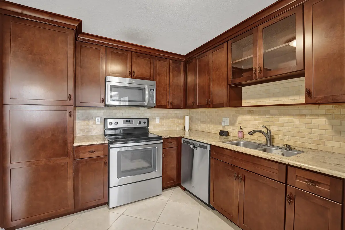 DSC07328 at 303 Lakeview Drive 102, Weston