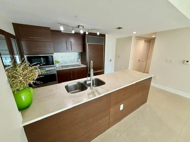 Photo 8 at 465 BRICKELL Avenue 1806, Miami