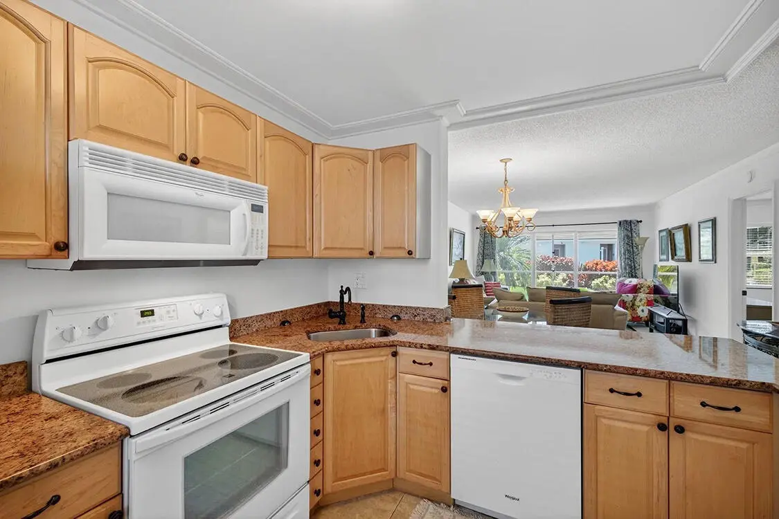 kitchen to living at 1541 S OCEAN Boulevard 122, Lauderdale-By-The-Sea