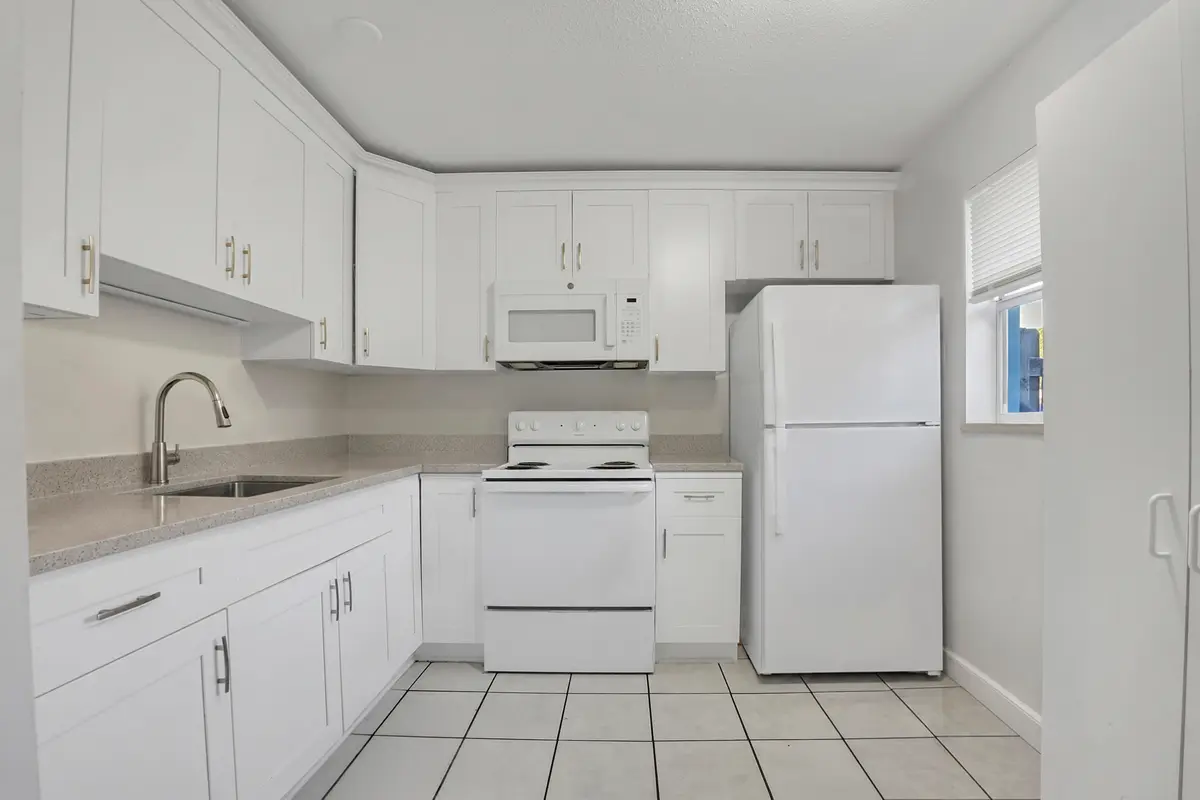 08 Kitchen 01 at 512 Holly Drive 1, Palm Beach Gardens