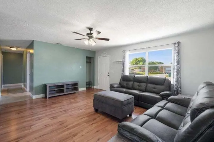 large (20) at 2456 SE Melaleuca Boulevard, Port St. Lucie