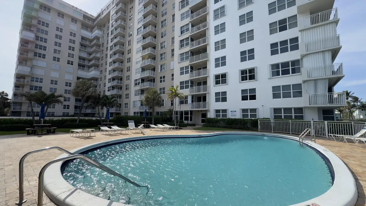 Community Pool at 5200 N OCEAN Boulevard 511A, Lauderdale-By-The-Sea