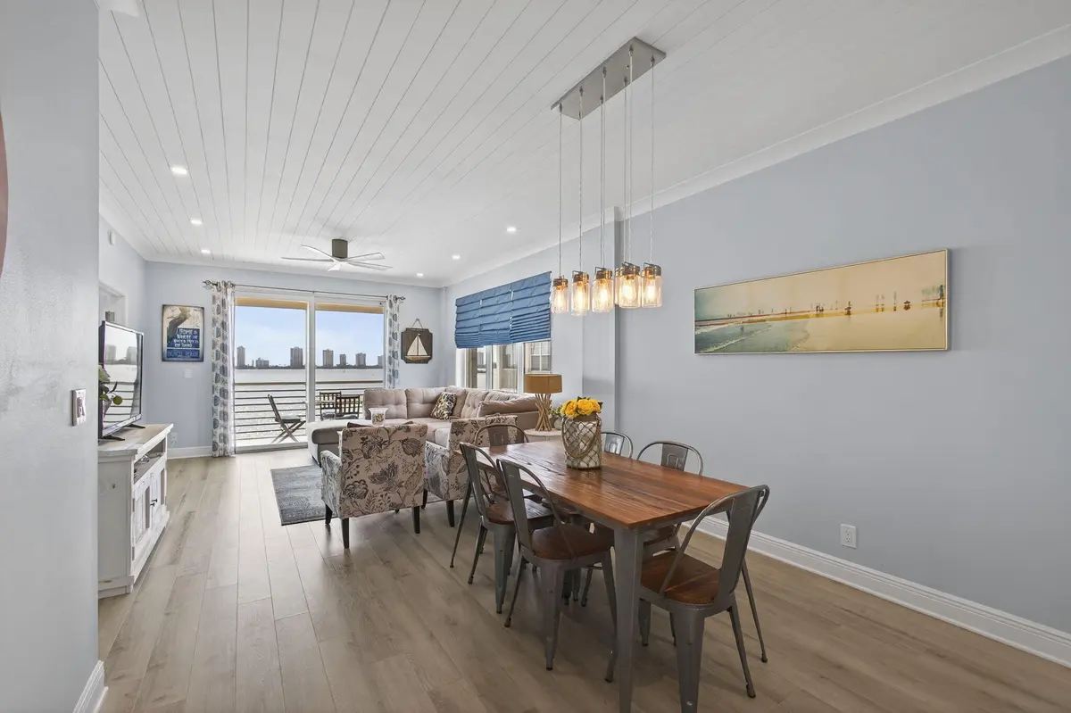 Dining at 105 Paradise Harbour Boulevard 501, North Palm Beach