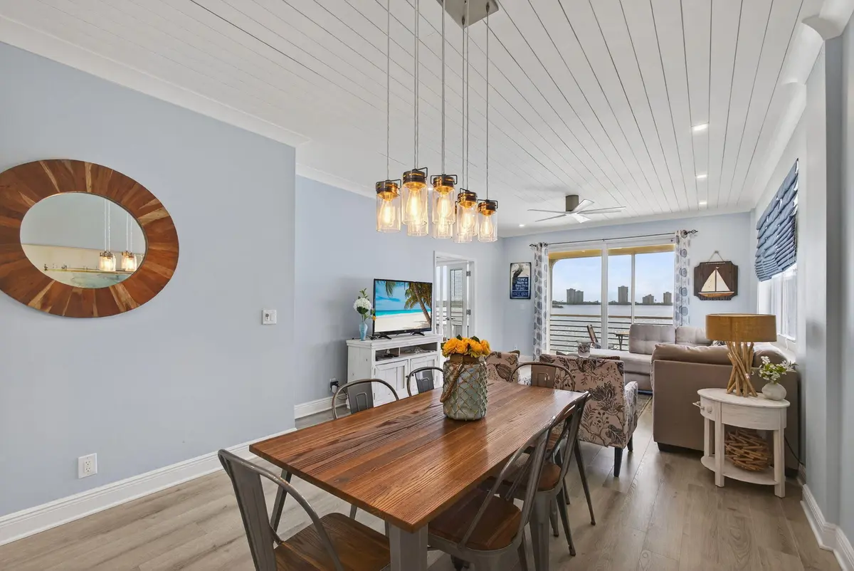 Dining at 105 Paradise Harbour Boulevard 501, North Palm Beach