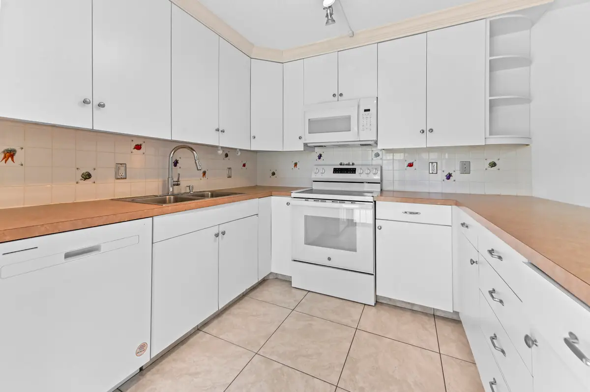 09 Kitchen 01 at 2523 25th Lane, Palm Beach Gardens
