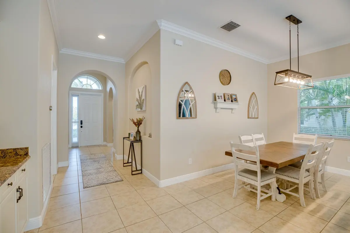Dining at 4247 DIAMOND Square, Vero Beach